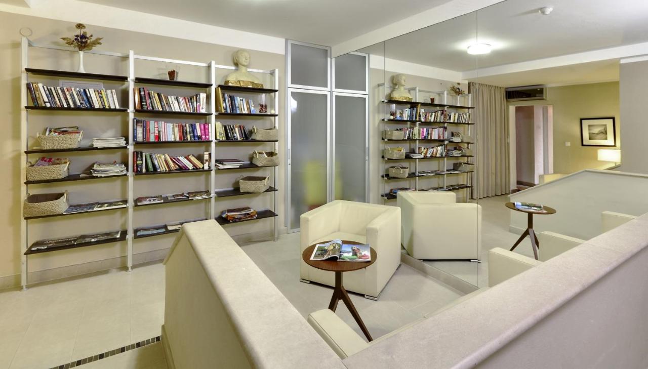 slika - The Residence - biblioteka